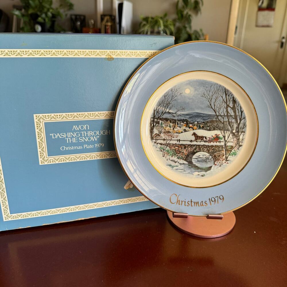 Vintage 1979 AVON Christmas Plate 7th Edition "Dashing Through‎ the Snow"